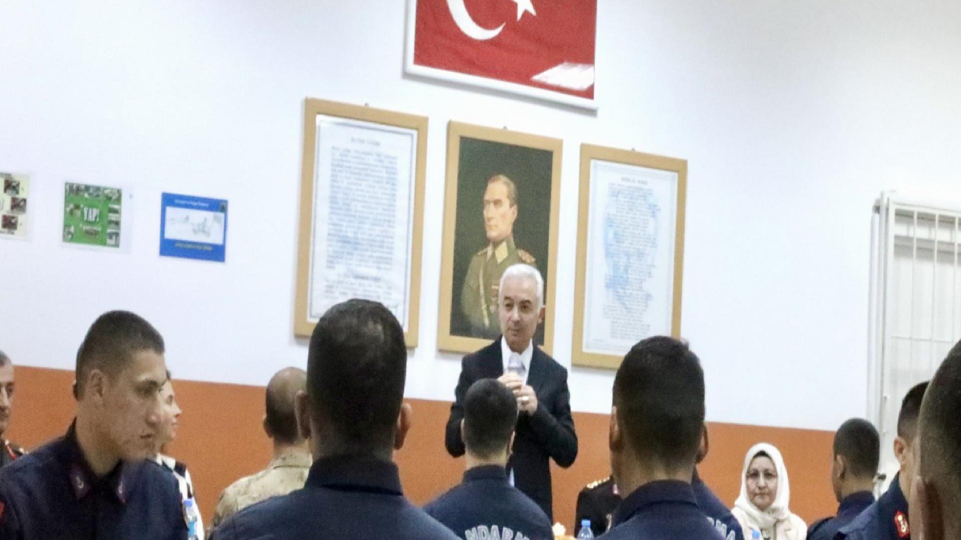 kirklareli-valisi-turan-jandarma-personeliyle-iftar-yapti-haberi-qeYNTbRX.jpg