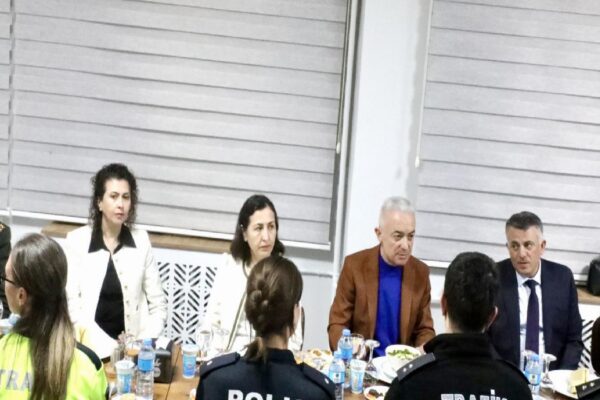 Kırklareli Valisi Turan polislerle iftar yaptı haberi