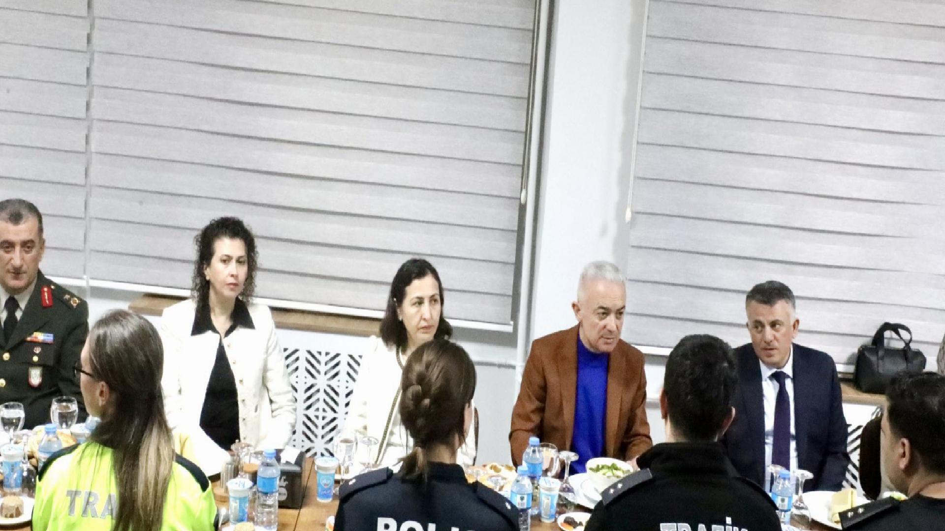 kirklareli-valisi-turan-polislerle-iftar-yapti-haberi-G5MO9HZE.jpg