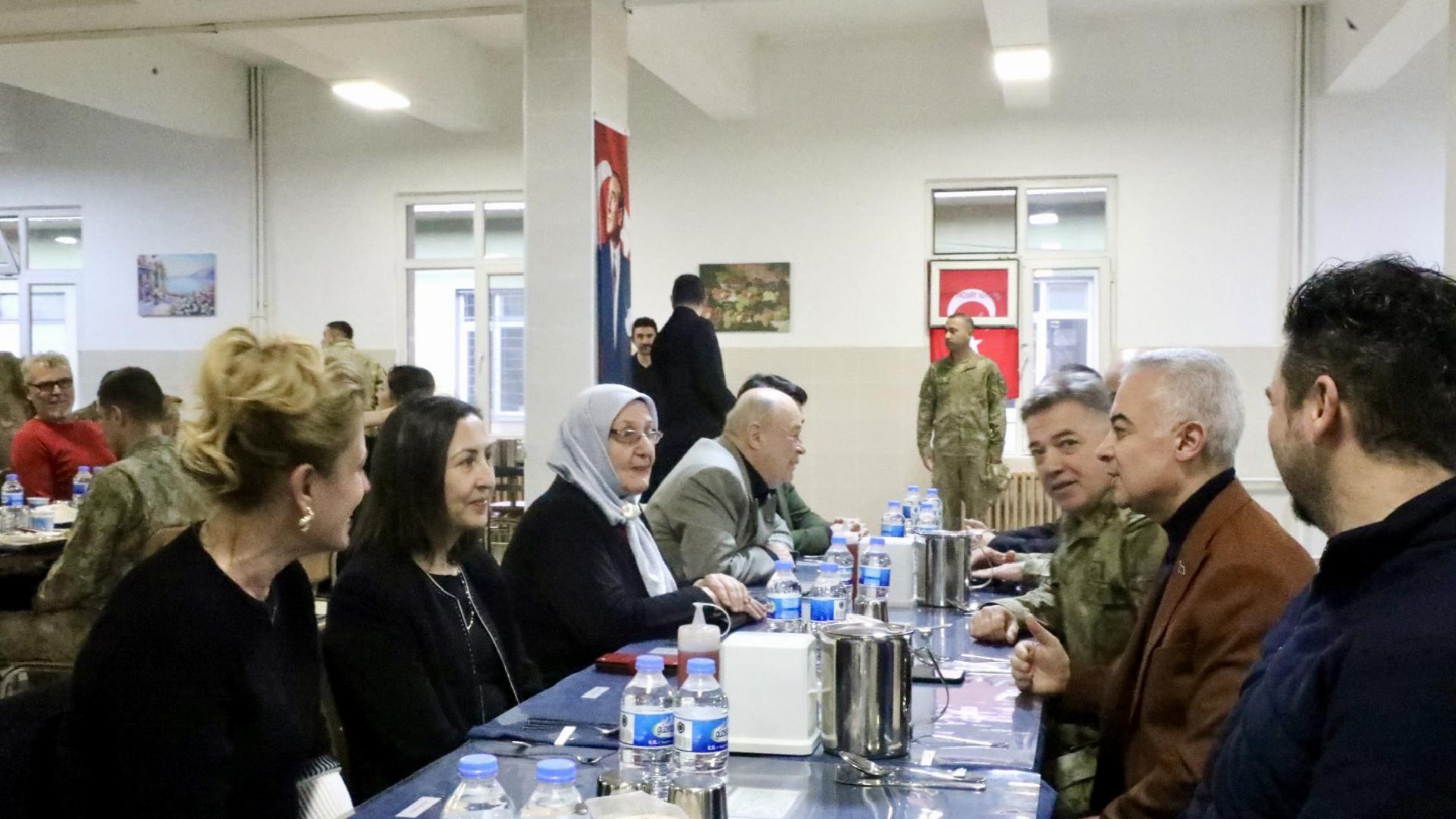 kirklareli-valisi-turan-sehit-aileleri-ve-gazileriyle-bulustu-haberi-aRAyJvD4.jpg
