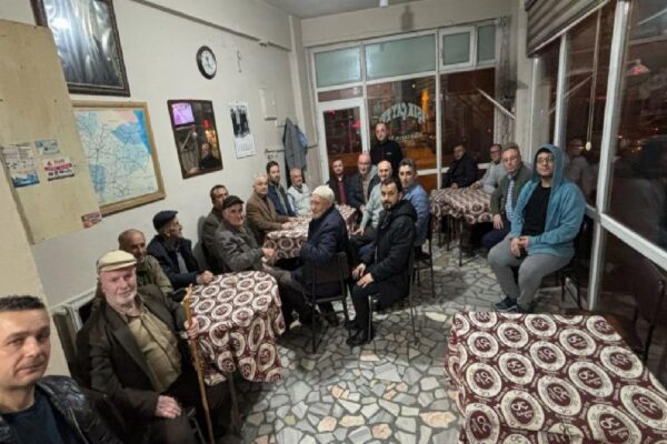 Kırklareli Valisi Turan, teravihten sonra vatandaşlarla bir araya geldi