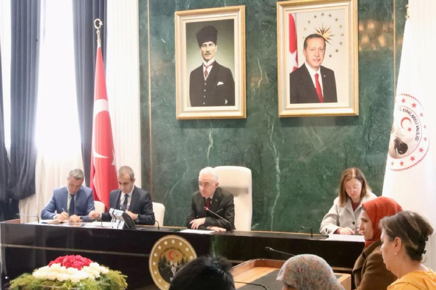 kirklareli-valisi-turan-vatandaslarla-bir-araya-geldi-haberi-W27MGO5Q.jpg