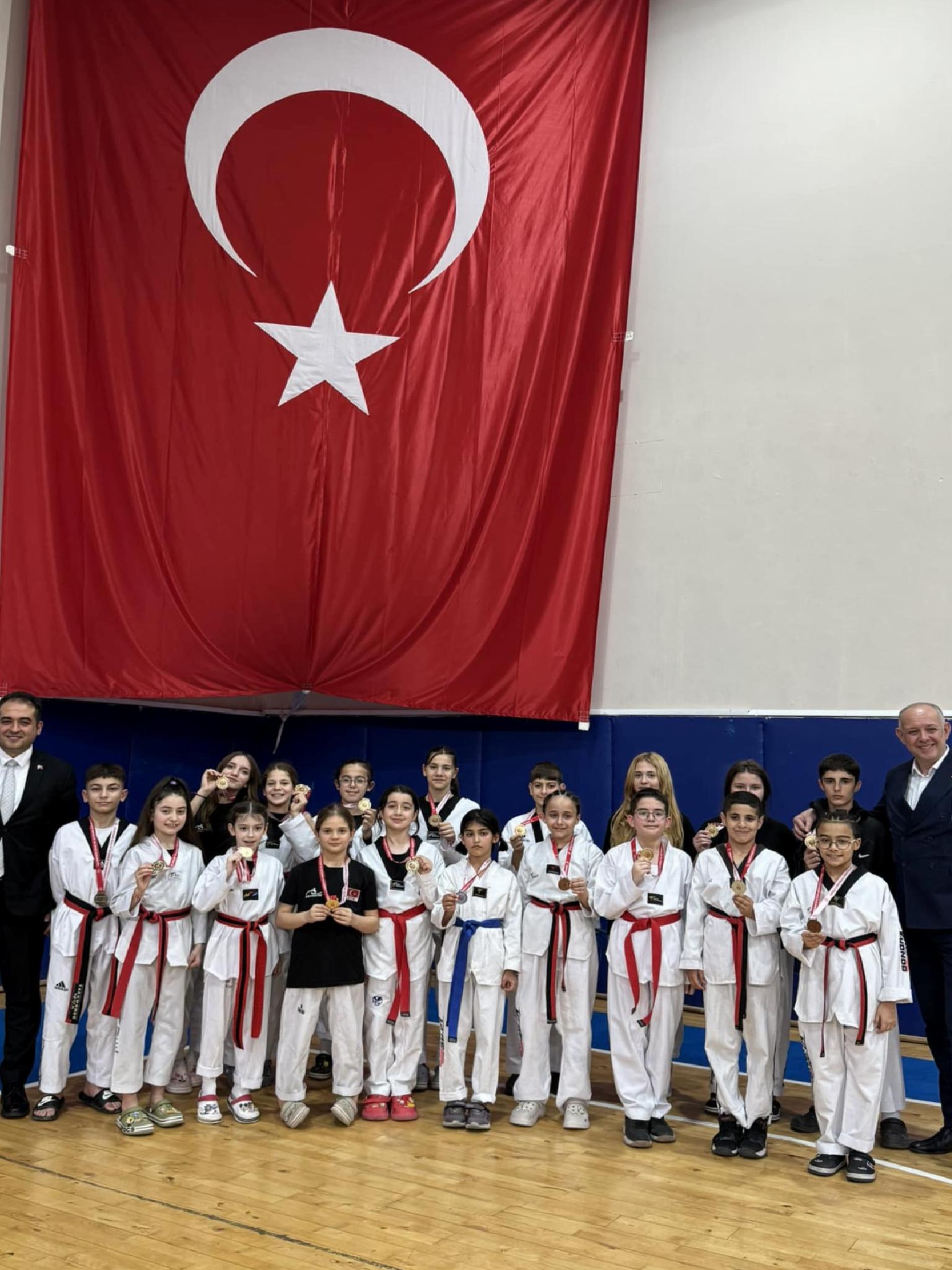 kirklarelinde-okul-sporlari-tekvando-turnuvasi-yapildi-haberi-N2WW3LkS.jpg