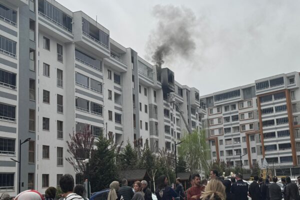 Kocaeli’de 7 katlı binada çıkan yangında mahsur kalan 8 kişi kurtarıldı haberi