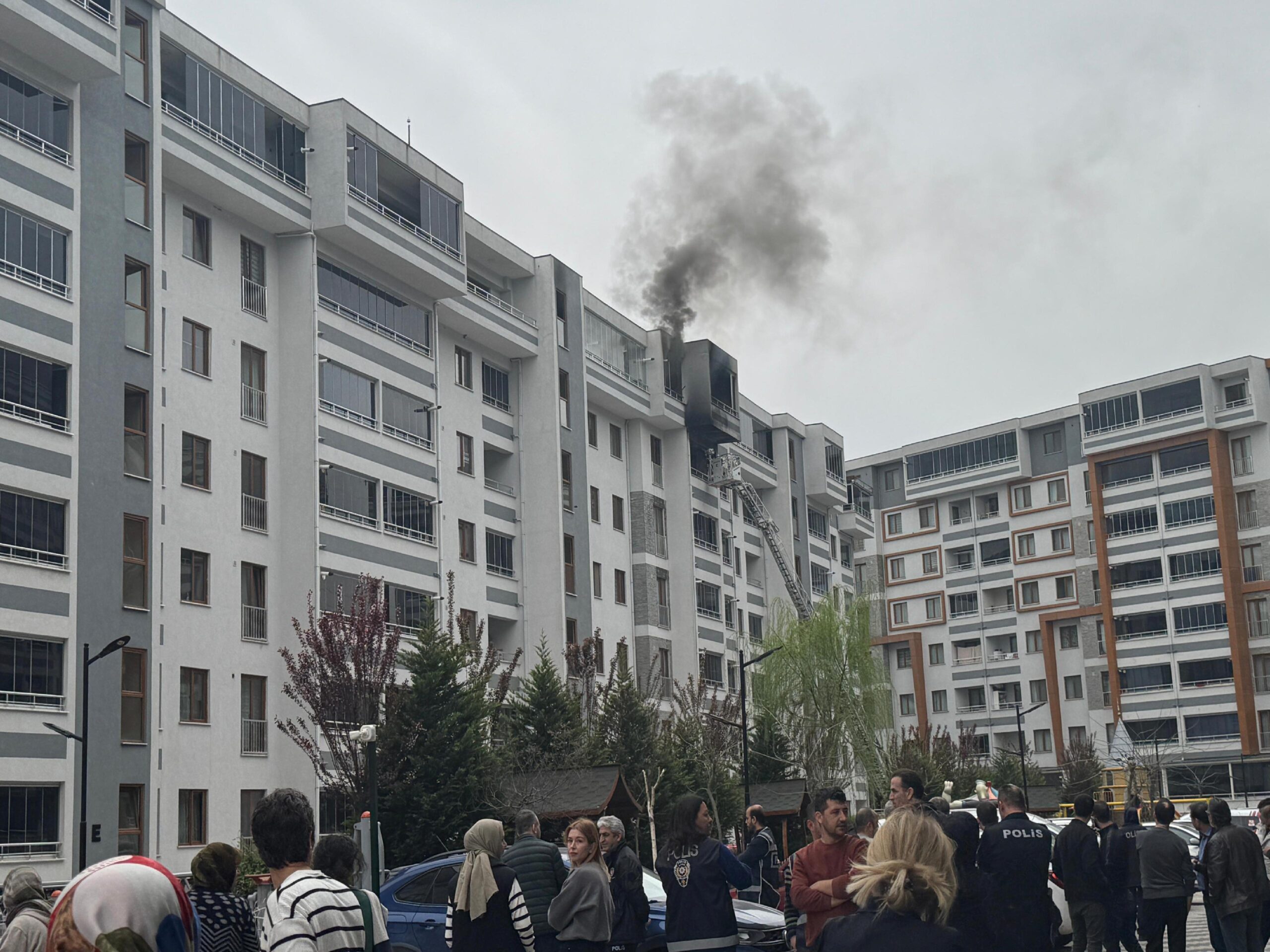 kocaelide-7-katli-binada-cikan-yanginda-mahsur-kalan-8-kisi-kurtarildi-haberi-2yAcFG4M.jpg