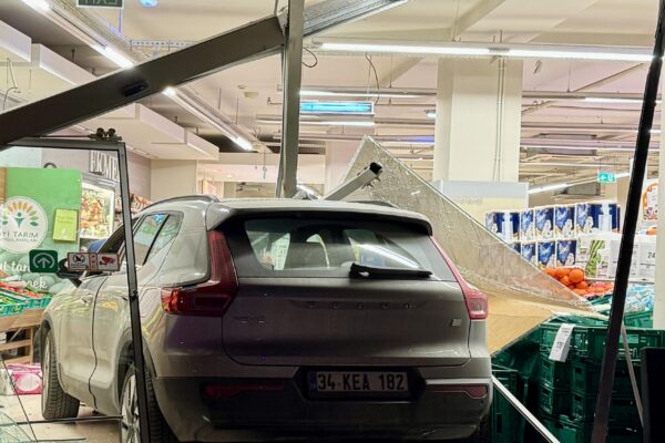 Kocaeli’de cip markete girdi, 2 kişi yaralandı haberi
