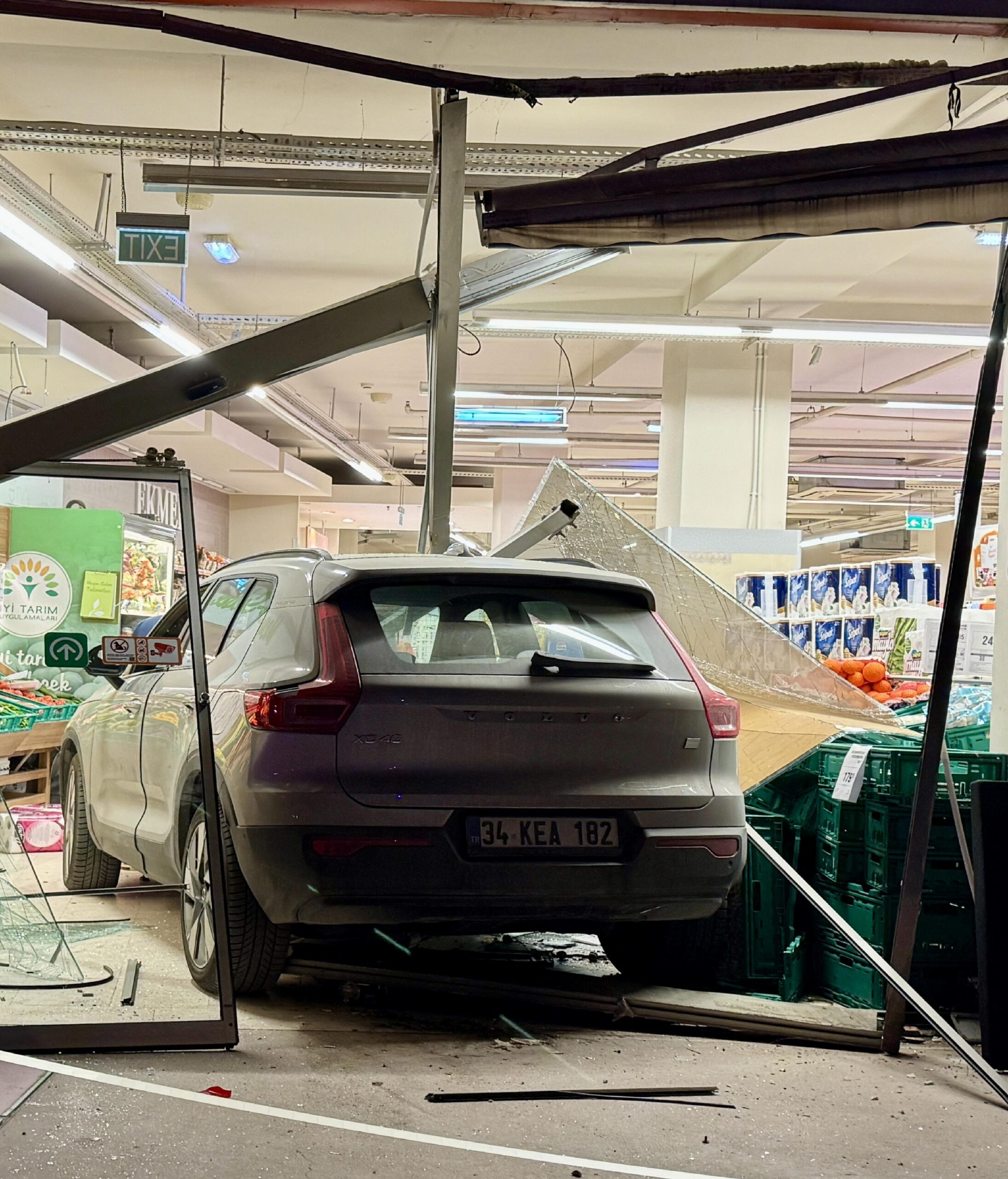 kocaelide-cip-markete-girdi-2-kisi-yaralandi-haberi-E5Kj3eWg.jpg