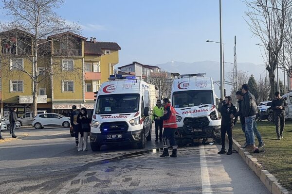 Kocaeli’de hamile kadını taşıyan ambulansın karıştığı kazada 5 kişi yaralandı haberi