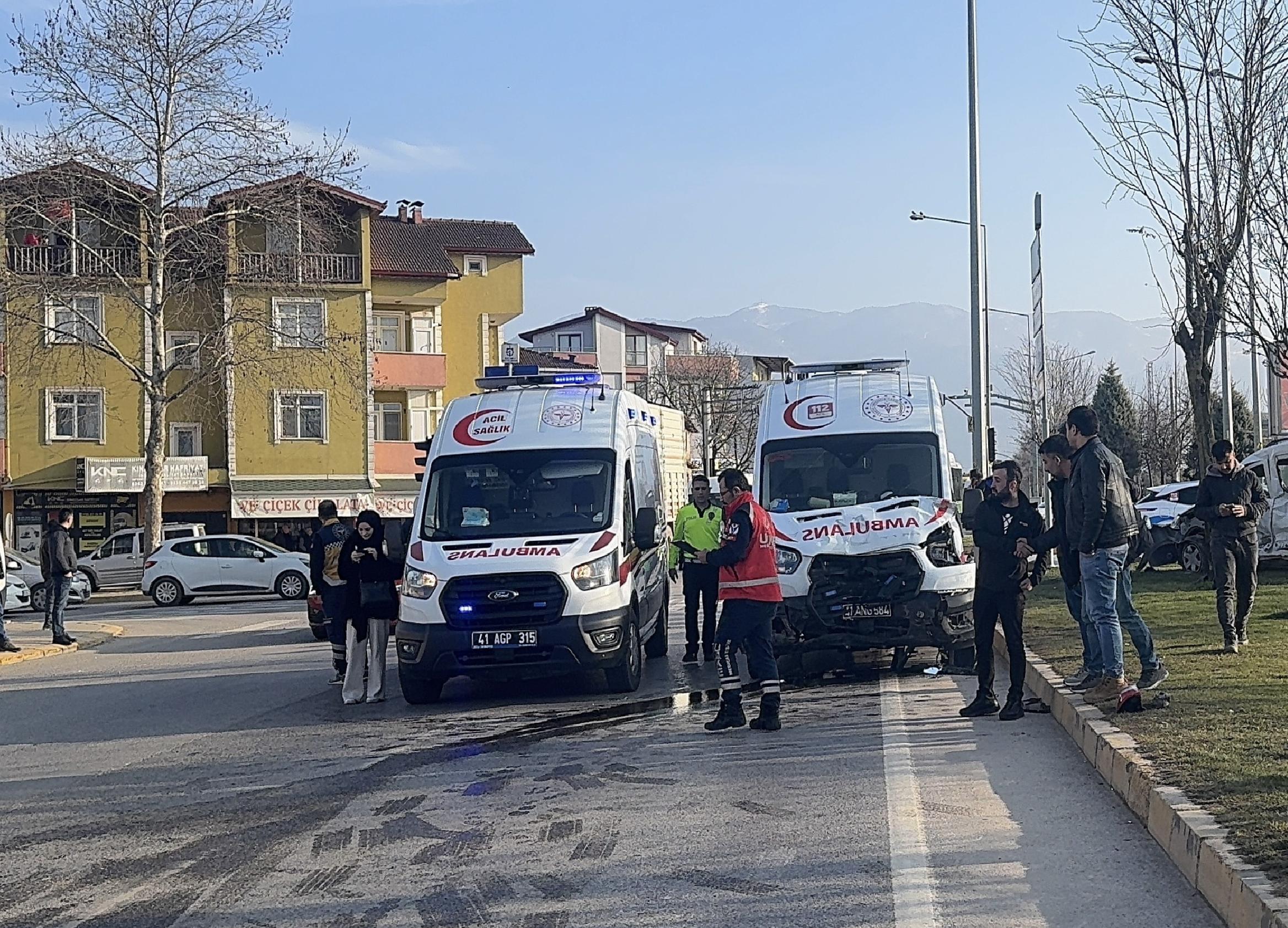 kocaelide-hamile-kadini-tasiyan-ambulansin-karistigi-kazada-5-kisi-yaralandi-haberi-jh2J5k47.jpg