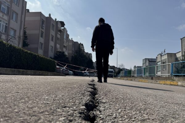 Kocaeli’de istinat duvarındaki kayma nedeniyle sokak trafiğe kapatıldı haberi