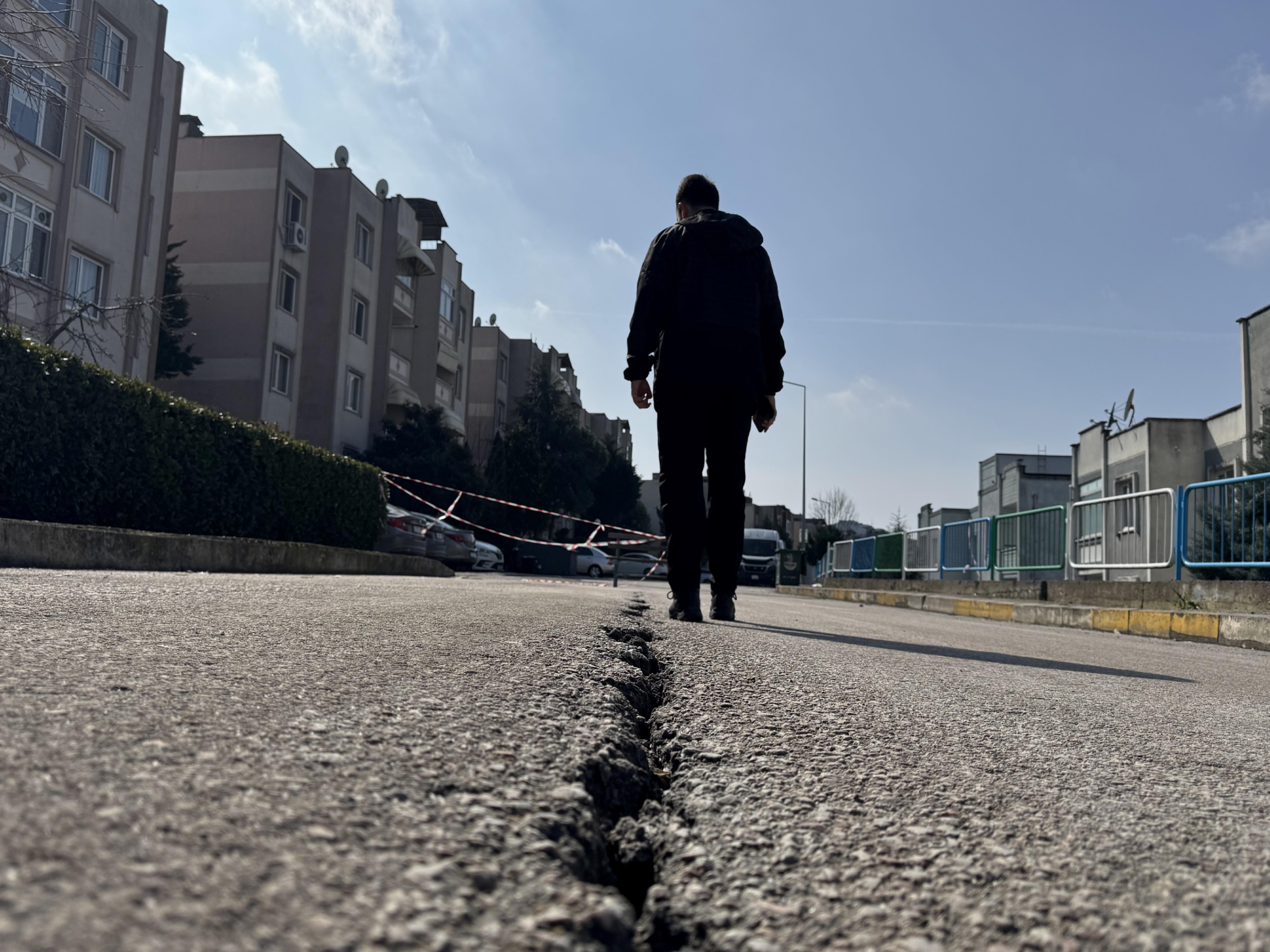 kocaelide-istinat-duvarindaki-kayma-nedeniyle-sokak-trafige-kapatildi-haberi-jckt5CiY.jpg