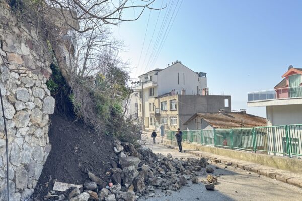 Kocaeli’de istinat duvarının çökmesi nedeniyle bir bina boşaltıldı haberi