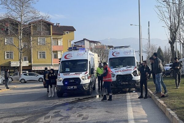 Kocaeli’de kaza yapan ambulanstaki hamile kadın ve karnındaki bebeği kurtarılamadı haberi
