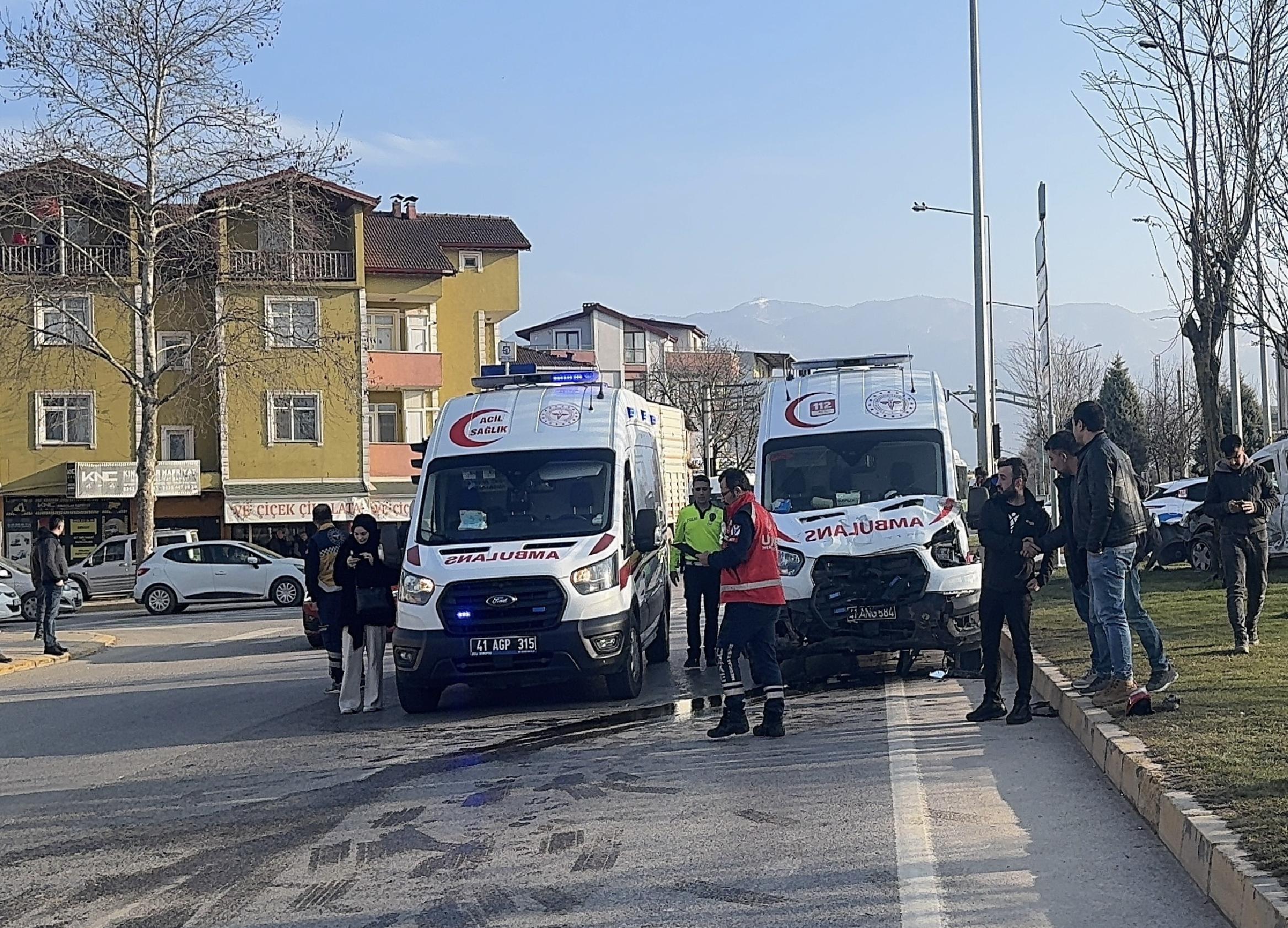 kocaelide-kaza-yapan-ambulanstaki-hamile-kadin-ve-karnindaki-bebegi-kurtarilamadi-haberi-9ZJhRPHN.jpg