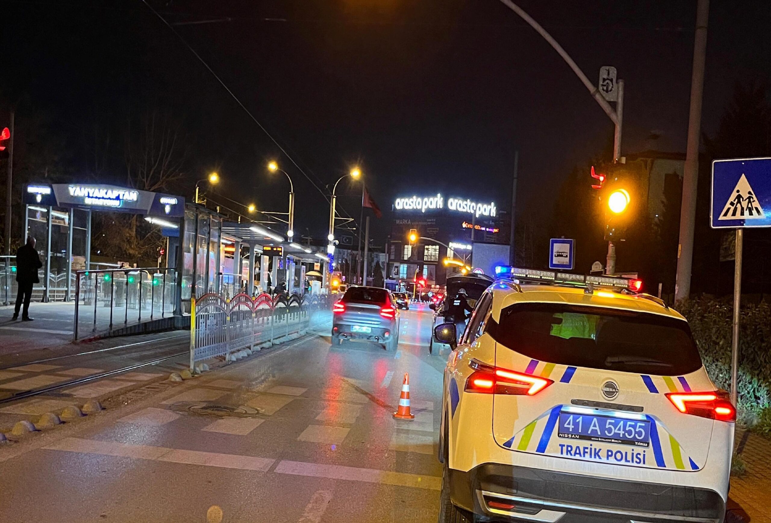 kocaelide-otomobilin-carptigi-kadin-tedavi-gordugu-hastanede-oldu-haberi-gSX2fceu.jpg