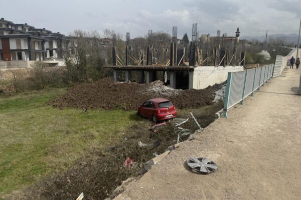 Kocaeli’de şarampole düşen otomobilin sürücüsü yaralandı haberi