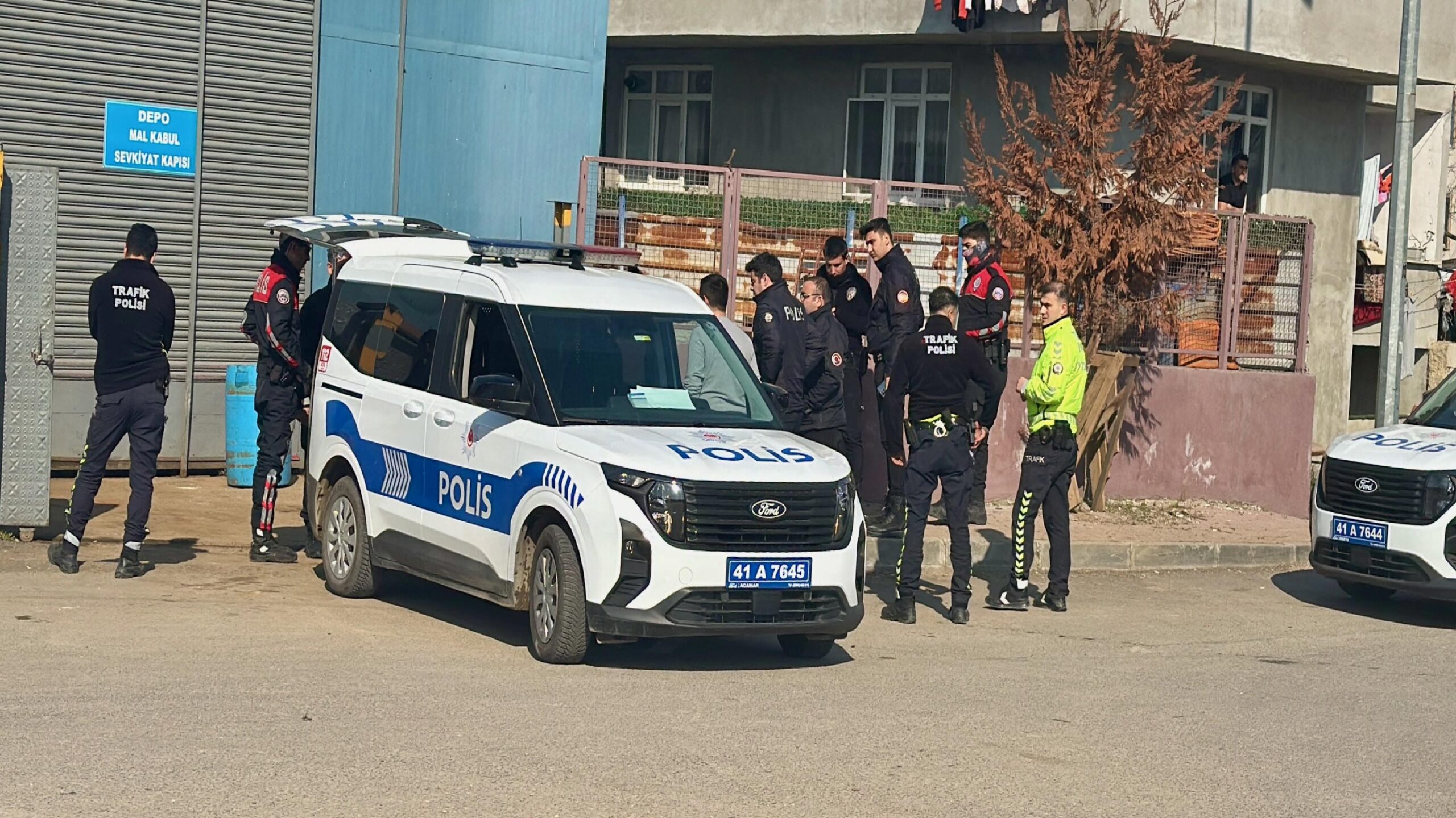 kocaelide-silahli-kavgada-1-kisi-yaralandi-haberi-aQ4vI6fE.jpg