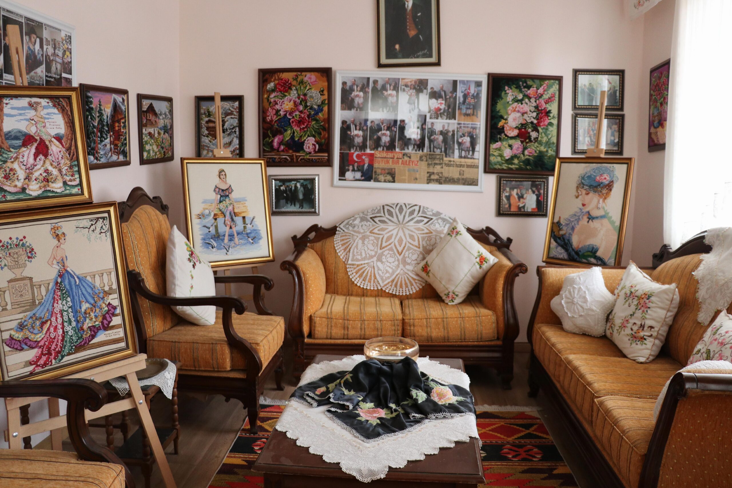 kulturel-miras-tasiyicisi-76-yasindaki-kadin-yaptigi-eserlerle-evini-muzeye-donusturdu-haberi-KdqcR6iV.jpg