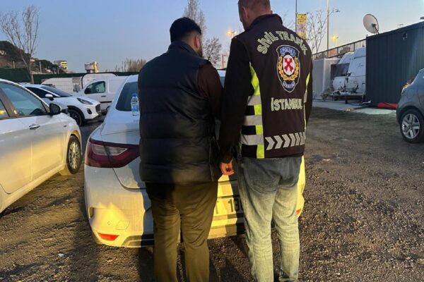 Maltepe’de trafiği tehlikeye düşüren 2 sürücüye para cezası verildi haberi