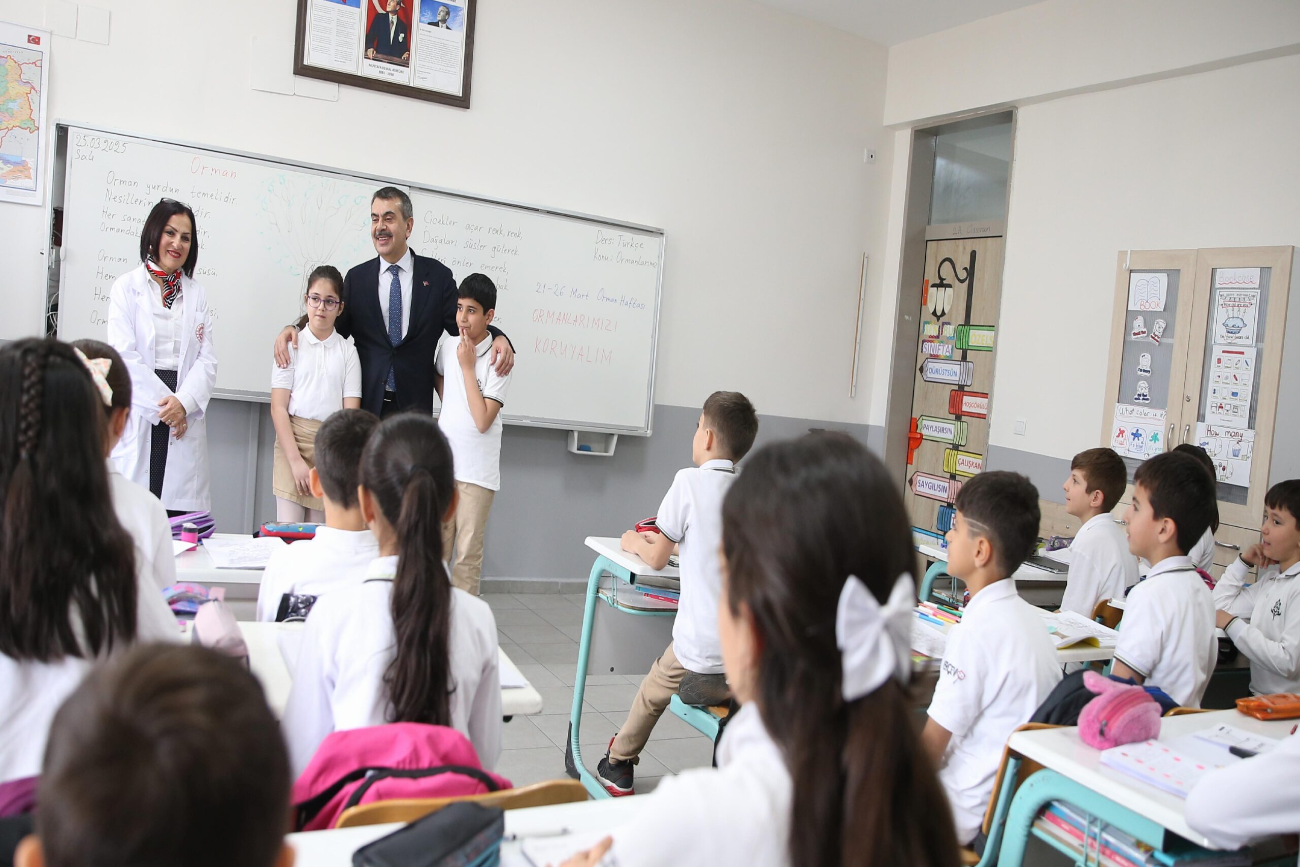 milli-egitim-bakani-tekin-bursada-sinif-baskani-secilen-ogrencinin-vaadini-gerceklestirdi-haberi-L3Uqc48C.jpg