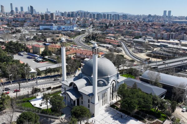 Mimarisiyle dikkati çeken SBÜ Tıbbiye Camisi ibadete açıldı haberi