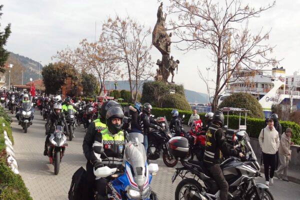 Motosiklet tutkunları Gelibolu Yarımadası’nda şehitlere saygı için buluştu haberi