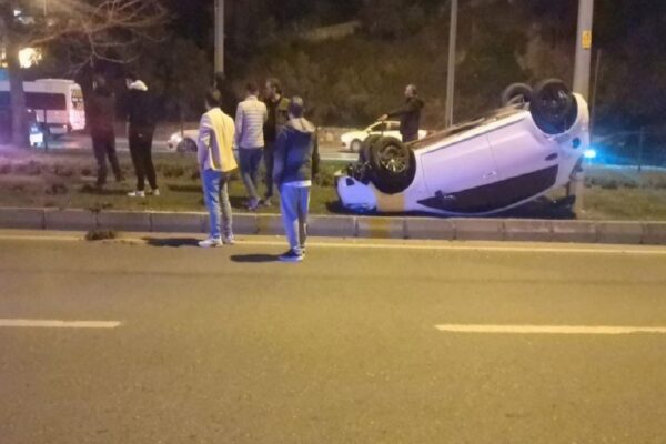 Mudanya’da refüje devrilen otomobildeki 2 kişi yaralandı haberi