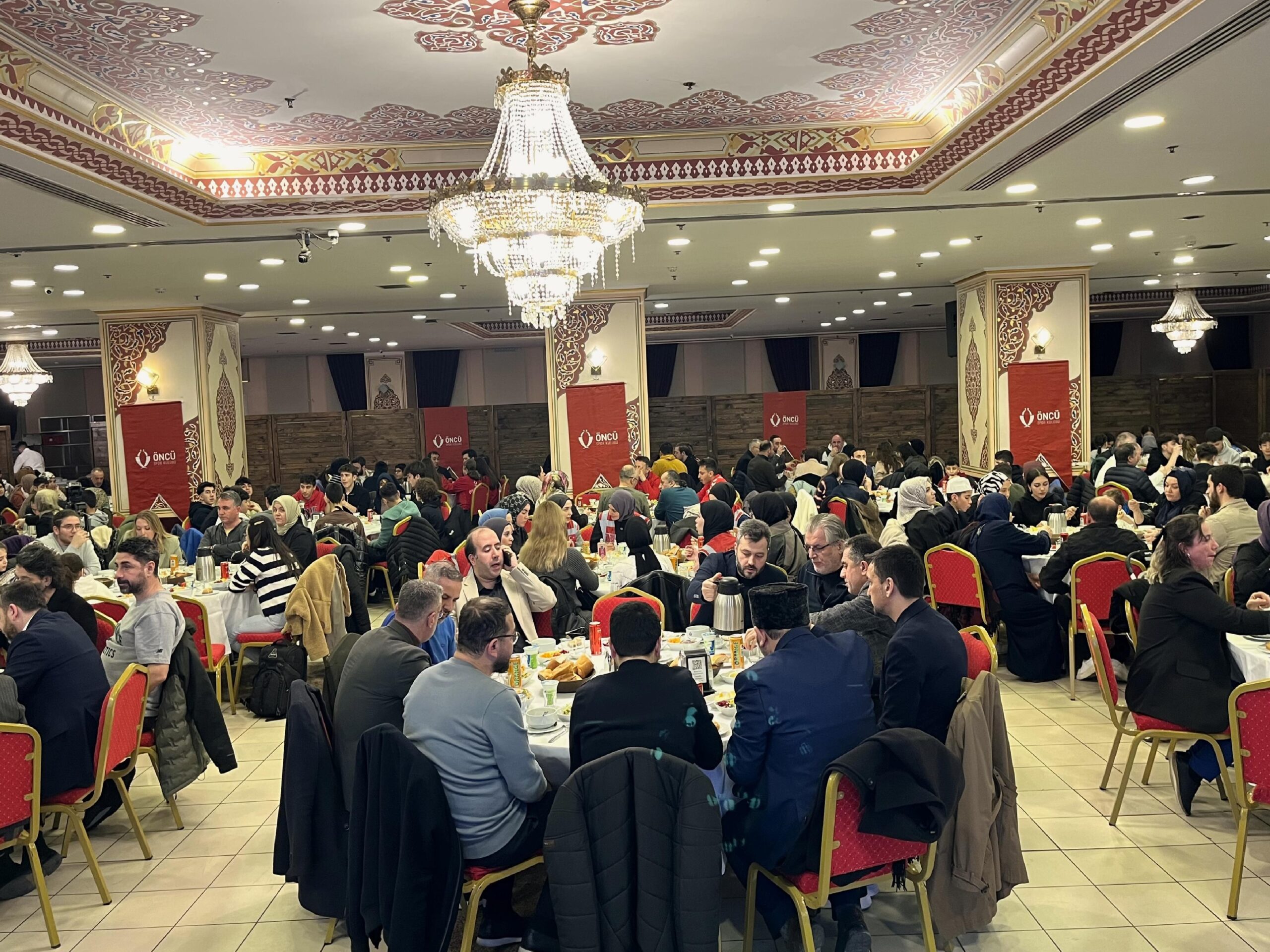 onderin-oncu-spor-kulubu-imam-hatipli-sampiyon-sporculari-iftarda-bulusturdu-haberi-HwXqKqn7.jpg