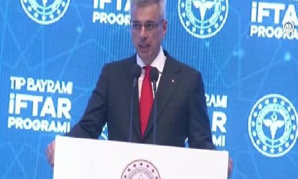 Sağlık Bakanı Memişoğlu, sağlık çalışanlarıyla iftarda bir araya geldi: haberi