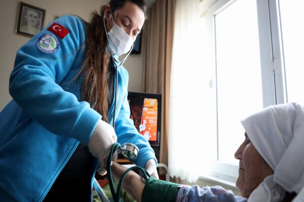 Sağlık hizmetini köylerdeki hastaların ayağına götürüyorlar haberi