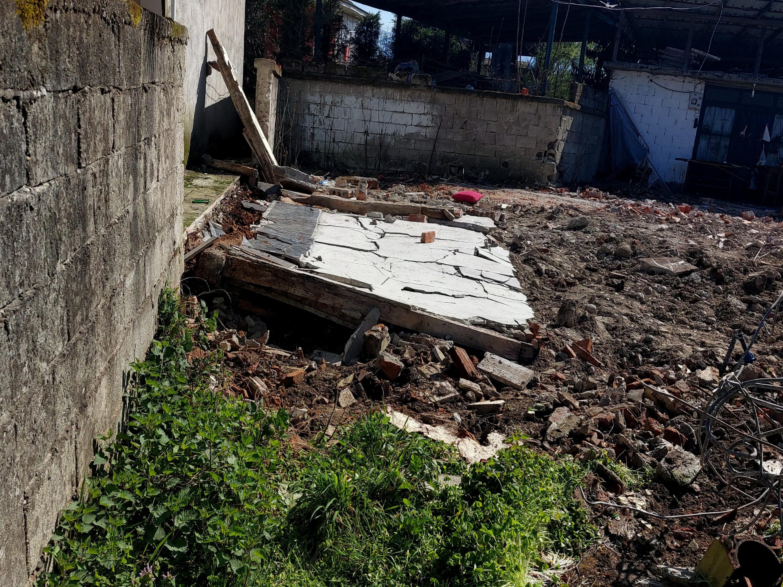 sakaryada-bahcesindeki-metruk-yapinin-yikilan-duvarinin-altinda-kalan-kisi-oldu-haberi-5T8GZ1jf.jpg