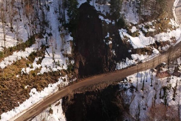 Sakarya’da heyelan nedeniyle kapanan yol ulaşıma açıldı haberi