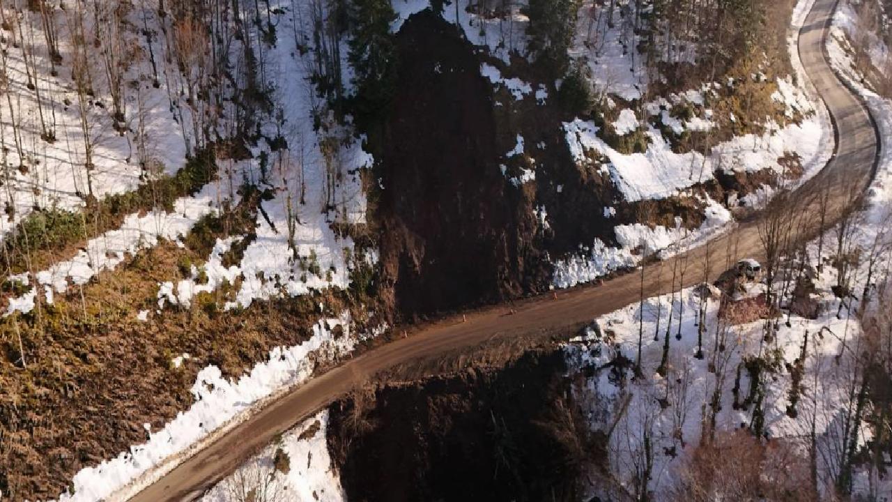 sakaryada-heyelan-nedeniyle-kapanan-yol-ulasima-acildi-haberi-3sTtkuOF.jpg