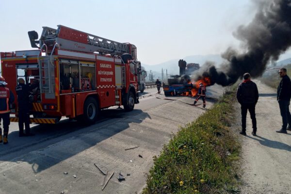Sakarya’da iş makinesi taşıyan tırda çıkan yangın söndürüldü haberi