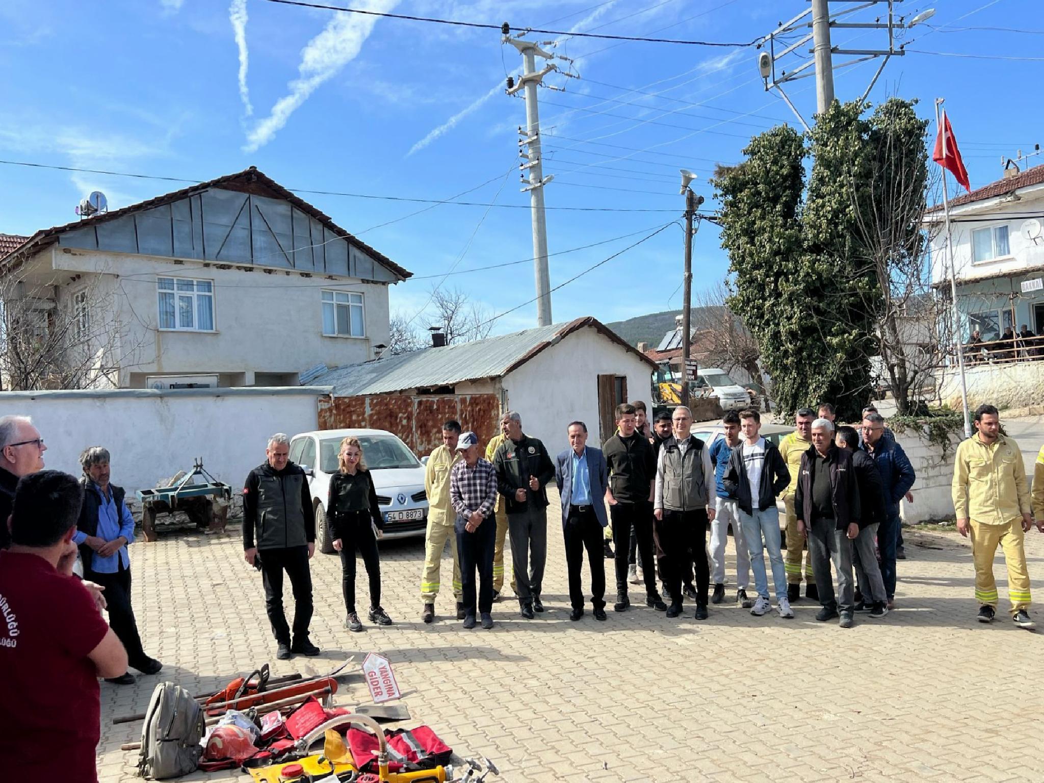 sakaryada-koyluler-olasi-orman-yanginlarina-karsi-bilinclendiriliyor-haberi-xgJ3ZRCh.jpg