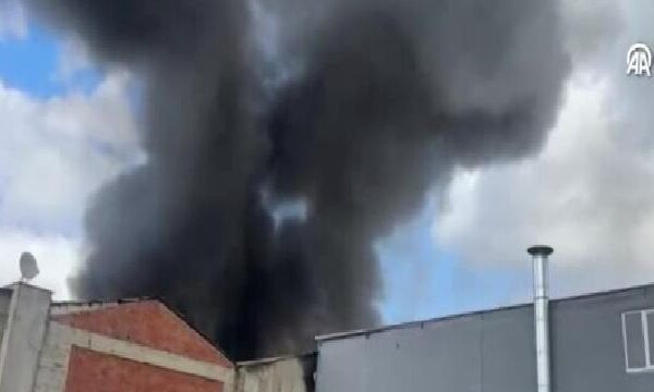 Sakarya’da mobilyacılar çarşısında çıkan yangına müdahale ediliyor haberi