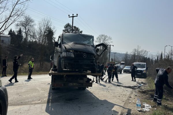 Sakarya’da otomobil ile hafif ticari aracın çarpıştığı kazada 10 kişi yaralandı haberi