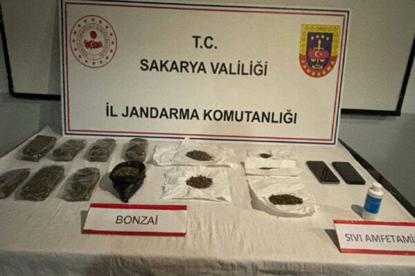 Sakarya’da uyuşturucu operasyonunda yakalanan 2 zanlı tutuklandı haberi