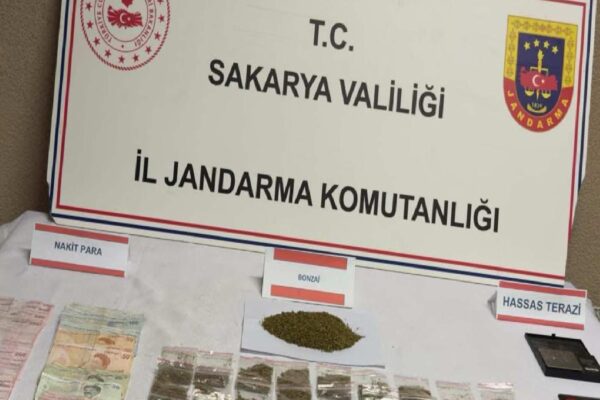 Sakarya’da uyuşturucu operasyonunda yakalanan zanlı tutuklandı haberi