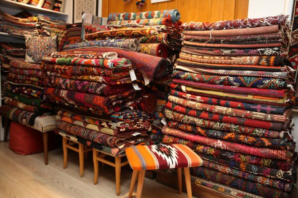 Sandıklardan çıkan el dokuması kilim ve halılar dünya pazarına açılıyor haberi