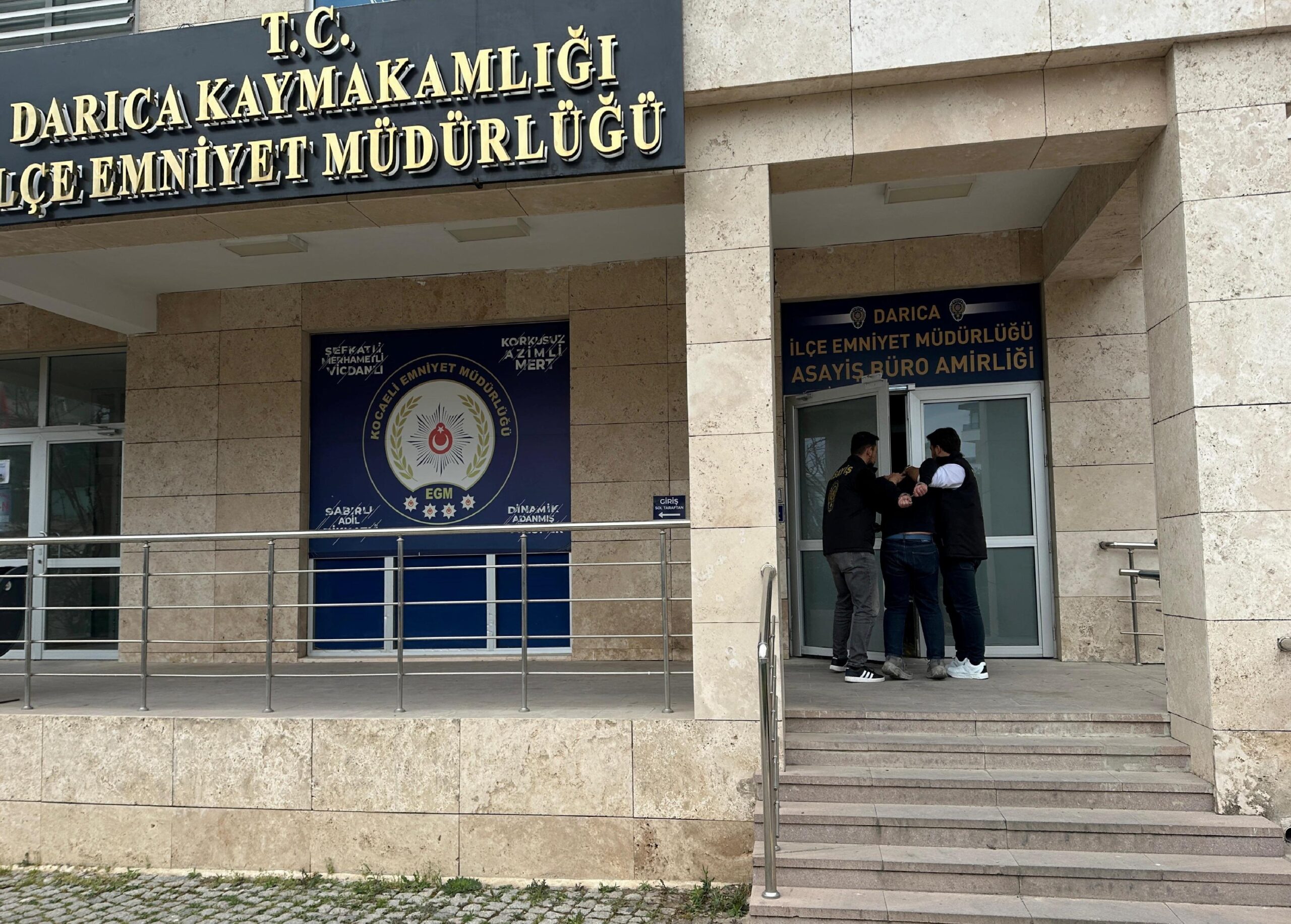 sarachanede-polisi-tehdit-eden-universite-ogrencisi-kocaelide-yakalandi-haberi-gGfSJCMJ.jpg