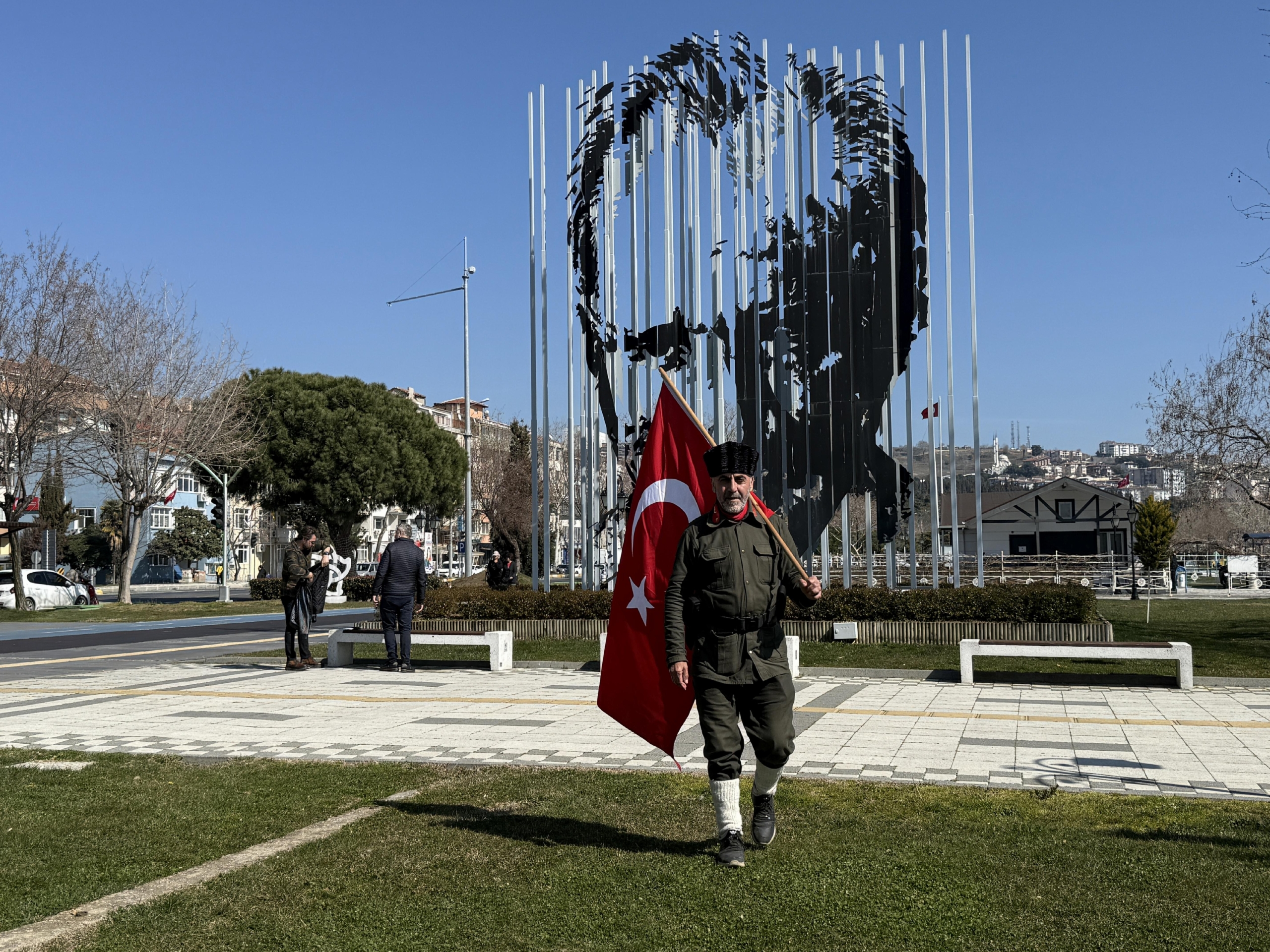 sehitler-icin-7-yildir-istanbuldan-canakkaleye-yuruyor-haberi-9Omj4DLB.jpg