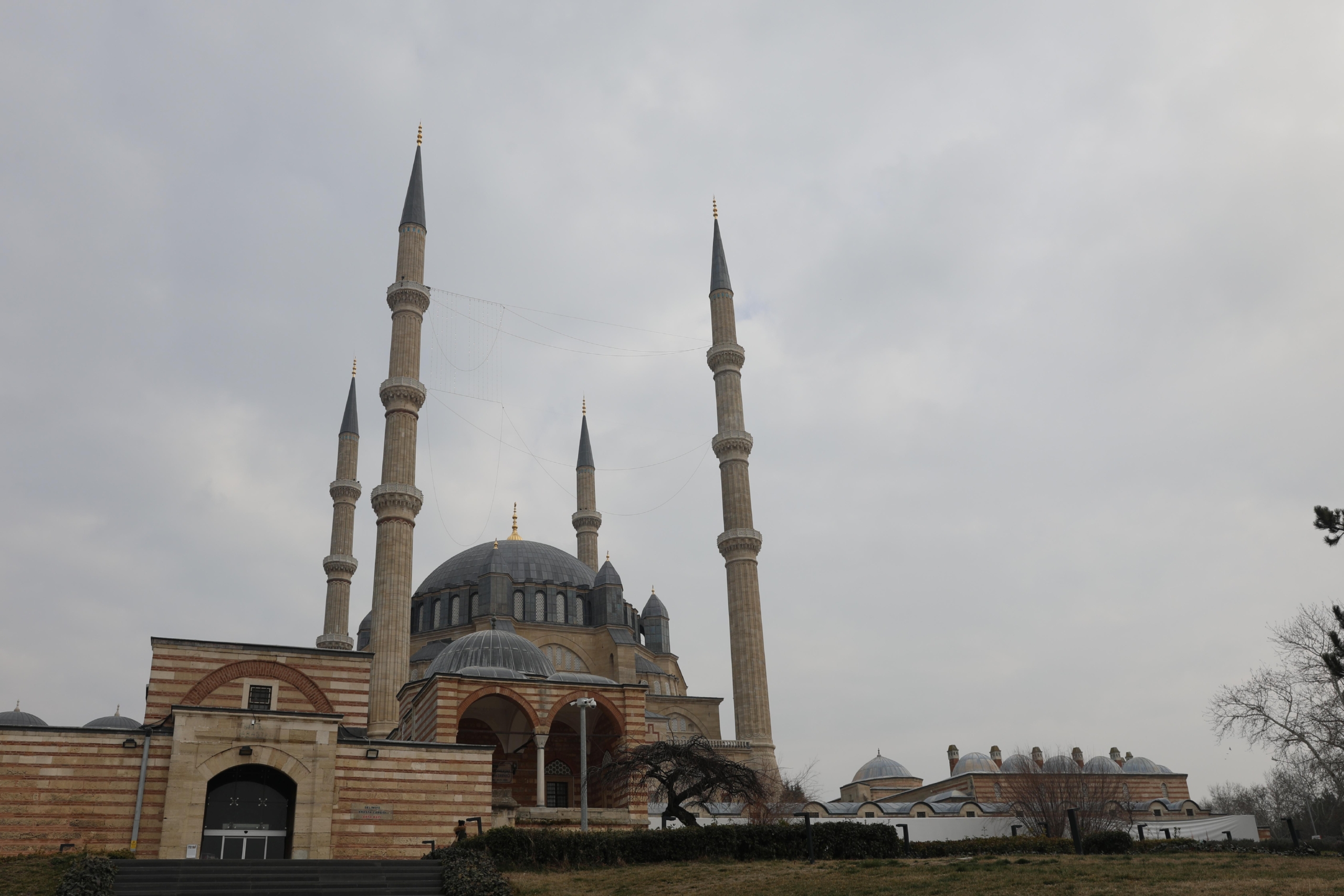 selimiye-camisi-ramazani-sinirli-sayida-ziyaretciyle-karsiladi-haberi-CeQRBhr5.jpg