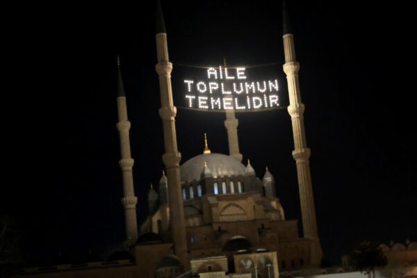 Selimiye Camisi’ne “Aile toplumun temelidir” yazılı mahya asıldı haberi