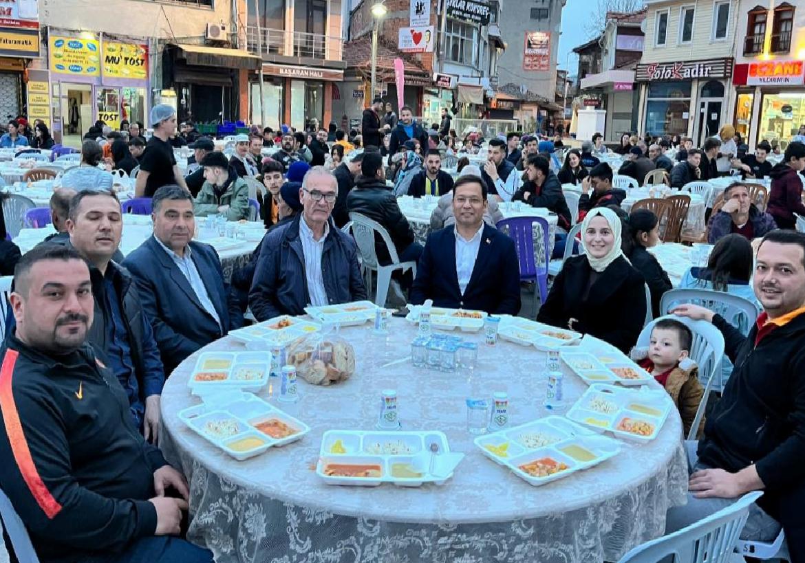sindirgida-galatasaray-taraftarlari-iftar-verdi-haberi-czhuZgCz.jpg