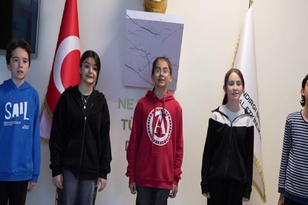 Sındırgı’da öğrenciler İstiklal Marşı’nı seslendirdikleri klip hazırladı haberi