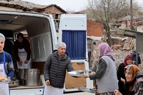 Sındırgı’da yaşlıların iftar yemekleri gönüllülerce karşılanıyor haberi