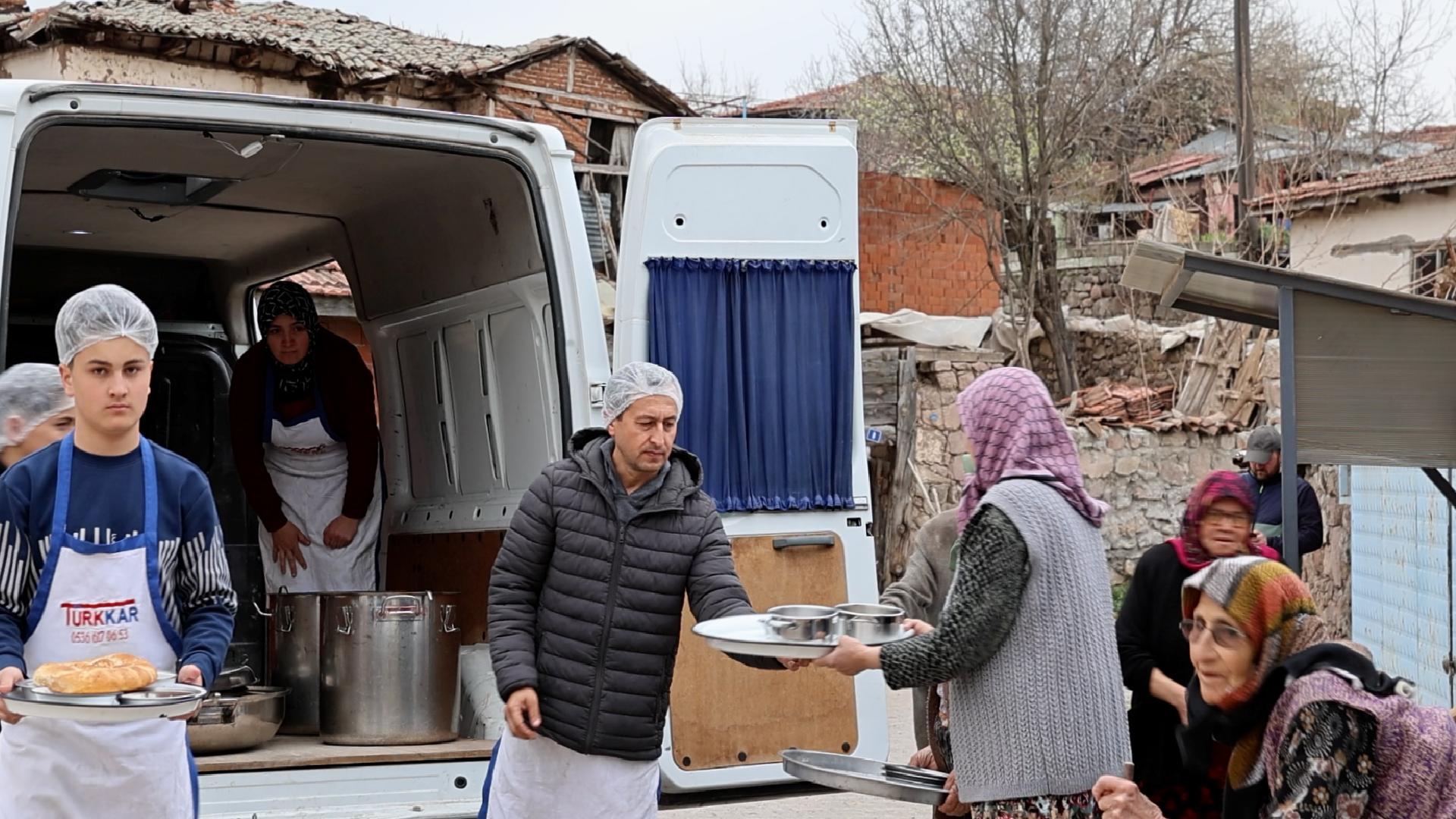 sindirgida-yaslilarin-iftar-yemekleri-gonullulerce-karsilaniyor-haberi-8Tqk7int.jpg