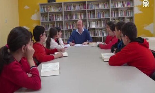 “Sözlük TV” spikeri öğrenciler, izleyicilerine kelimelerin anlamlarını aktarıyor haberi
