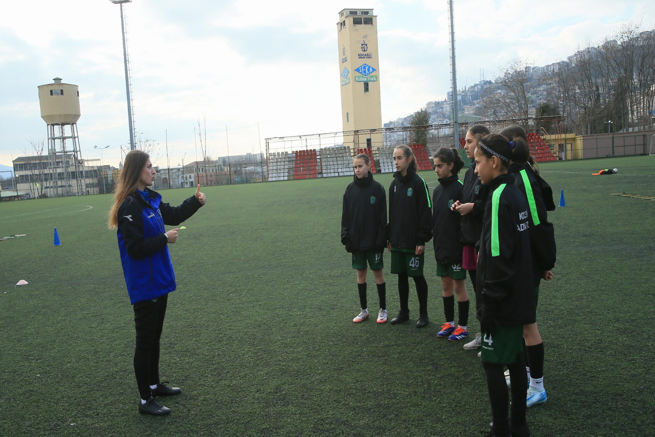 suheda-yildiz-yarim-kalan-hayalini-futbolcu-yetistirerek-tamamliyor-haberi-lP1hah2a.jpg